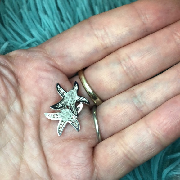 3/$25 NWT Beautiful Rhinestone Starfish Earrings - Picture 3 of 4